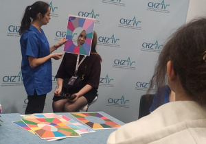 Uczniowie korzystają z prezentacji analizy kolorystycznej