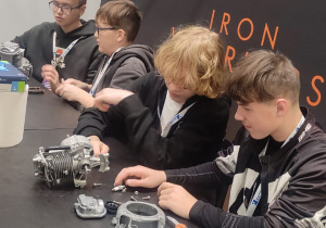 Uczniowie oglądają budowę silnika na stanowisku motoryzacyjnym