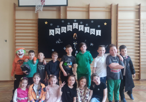 Klasa druga pozuje do grupowego zdjęcia podczas balu andrzejkowego