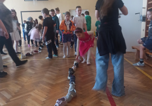 Uczniowie podczas zabaw na balu andrzejkowym