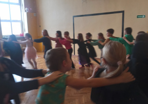 Uczniowie podczas zabaw na balu andrzejkowym