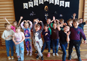 Klasa pierwsza pozuje do grupowego zdjęcia podczas balu andrzejkowego