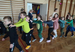 Uczniowie podczas zabaw na balu andrzejkowym