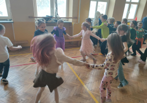 Uczniowie podczas zabaw na balu andrzejkowym