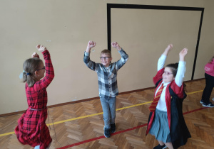 Uczniowie podczas zabaw na balu andrzejkowym