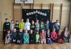 Klasa trzecia pozuje do zdjęcia grupowego na balu andrzejowym