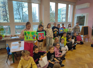 Trzecioklasiści czytają młodszym