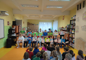 Trzecioklasiści czytają młodszym