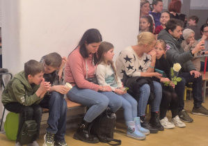 Oglądanie występów uczniów.