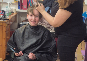 Usługi fryzjerskie naszych gości - wolontariuszy.