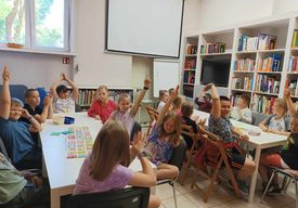 dzieci w bibliotece miejskiej