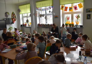 rodzice czytają dzieciom w świetlicy