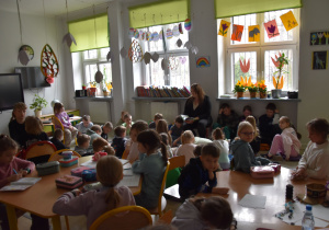 rodzice czytają dzieciom w świetlicy