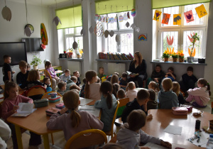 rodzice czytają dzieciom w świetlicy