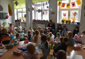 rodzice czytają dzieciom w świetlicy