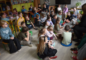 rodzice czytają dzieciom w świetlicy