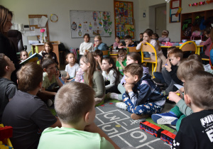 rodzice czytają dzieciom w świetlicy