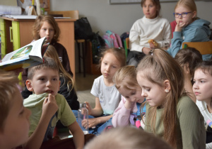 rodzice czytają dzieciom w świetlicy