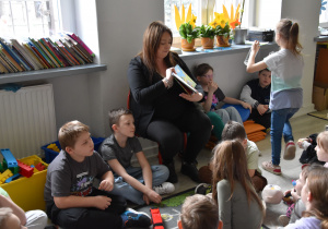 rodzice czytają dzieciom w świetlicy