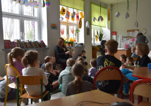 rodzice czytają dzieciom w świetlicy