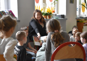 rodzice czytają dzieciom w świetlicy