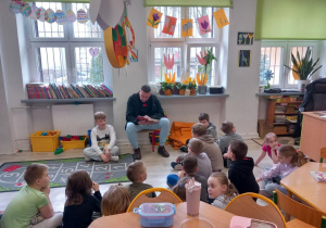 rodzice czytają dzieciom w świetlicy